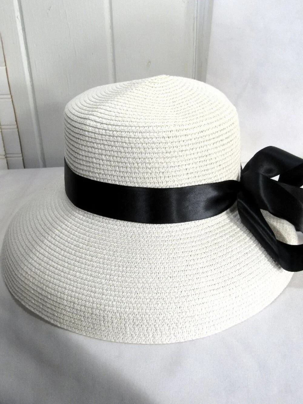 NEW CLASSY RETRO STRAW HAT WHITE + BLACK BOW SIZE M/L SO HEPBURN